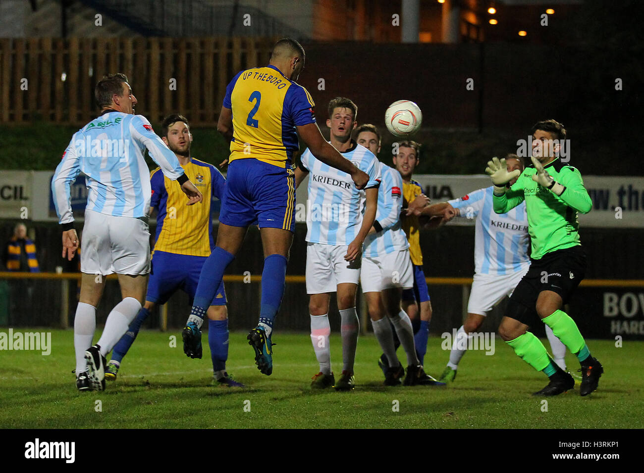 Nathan Cooper geht in der Nähe ein Ziel für Romford - Romford Vs Cray Wanderers - Ryman League Division One North Fußball am Schiff Lane, Thurrock FC, Purfleet, Essex - 24.09.14 Stockfoto