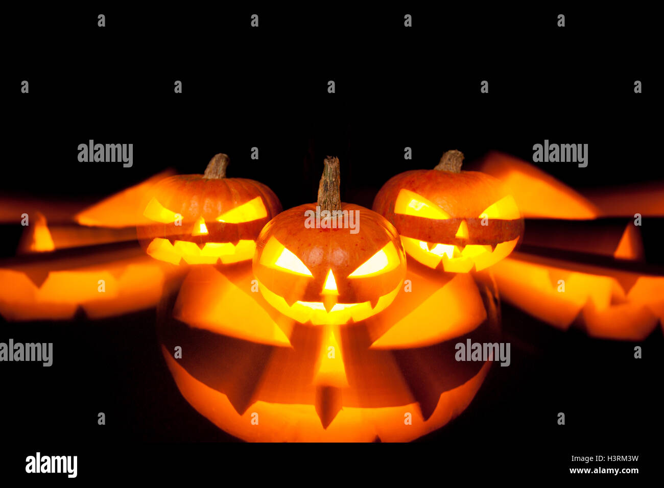 Halloween-Kürbisse, die im Dunkeln leuchten Stockfoto