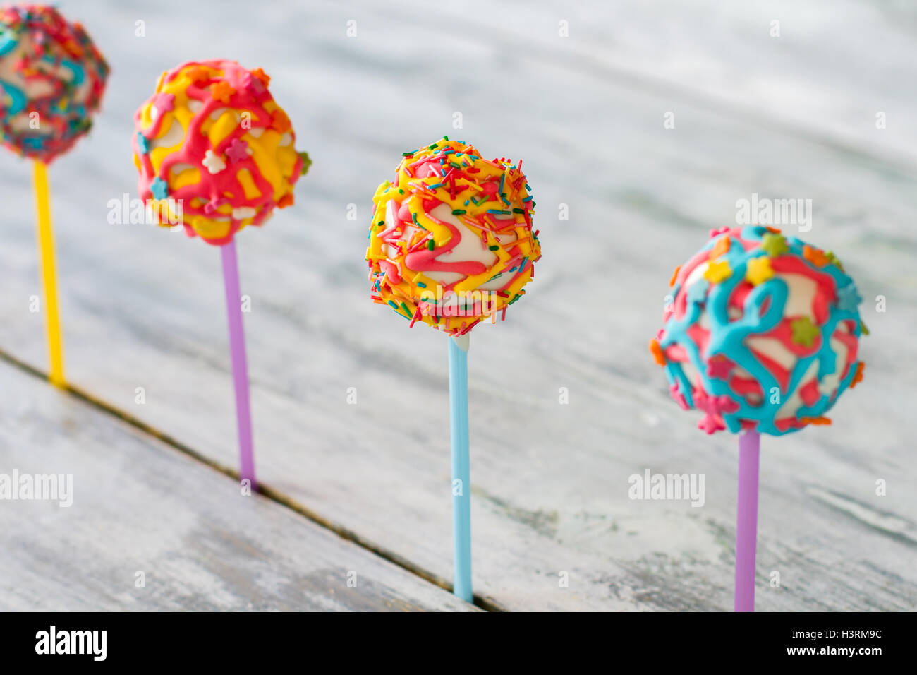 Hellen Desserts auf Stöcken. Stockfoto