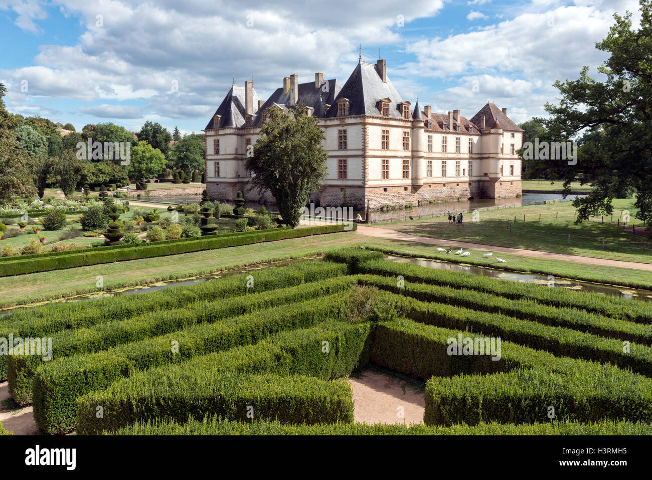 Ein Blick über das Labyrinth & der Wassergraben der historischen burgundischen Renaissance Chateau de Cormatin an einem sonnigen Sommertag Stockfoto