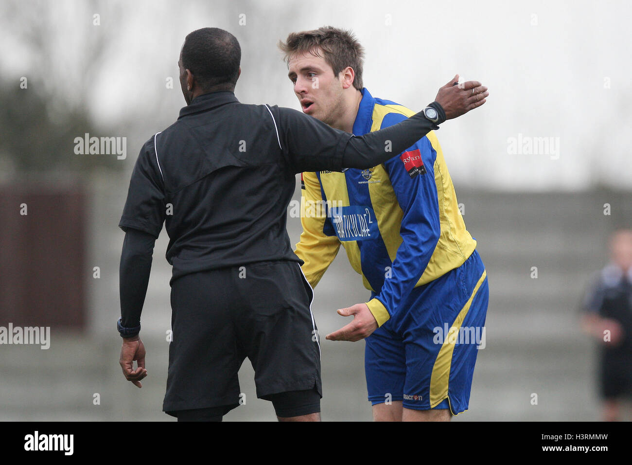 Kurt Smith von Romford spricht dem Schiedsrichter - Romford Vs Harlow Town - Ryman League Division One North Fußball in Mühle Field, Aveley FC - 17.03.12 Stockfoto