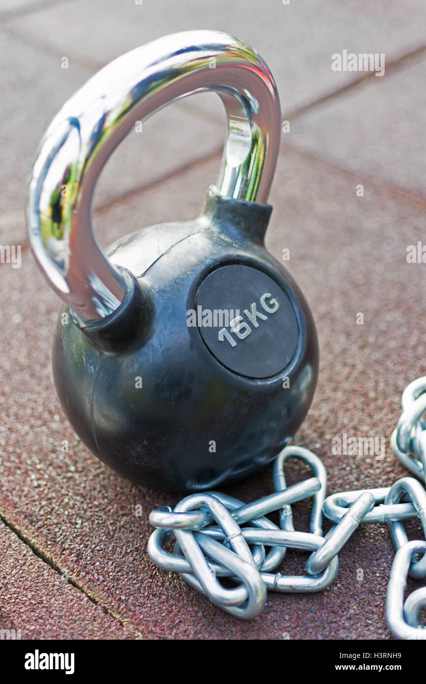 Kettlebell mit Griff und Ketten Hintergrund. Fitness-Trainingsgeräte für Street Workout. Stockfoto