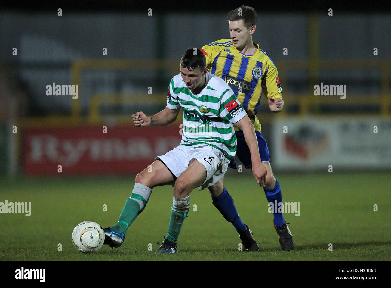 Lea Dawson von VCD und Chris Barry von Romford - Romford Vs VCD Athletic - Ryman League Division One Norden Fußball im Schiff Lane, Thurrock FC - 19.03.14 Stockfoto