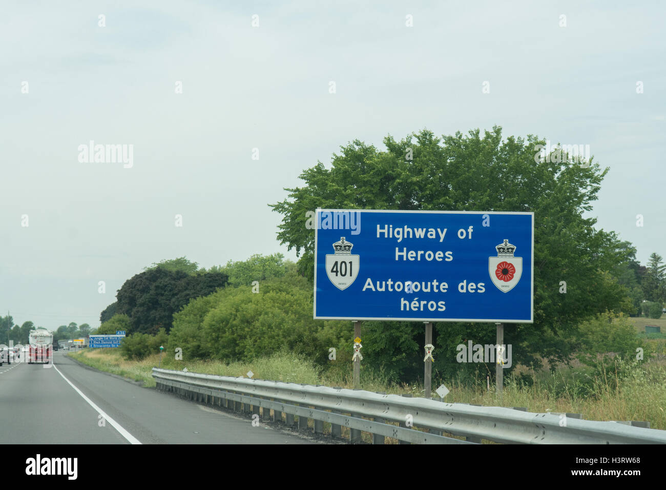 Autobahn von Helden Zeichen - zu Ehren der kanadischen Soldaten in Afghanistan, Highway 401, Ontario, Kanada Stockfoto