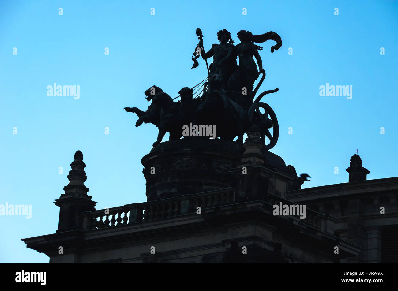 Panther-Quadriga auf Semper-Oper in der Stadt Dresden, Sachsen, Deutschland. Stockfoto