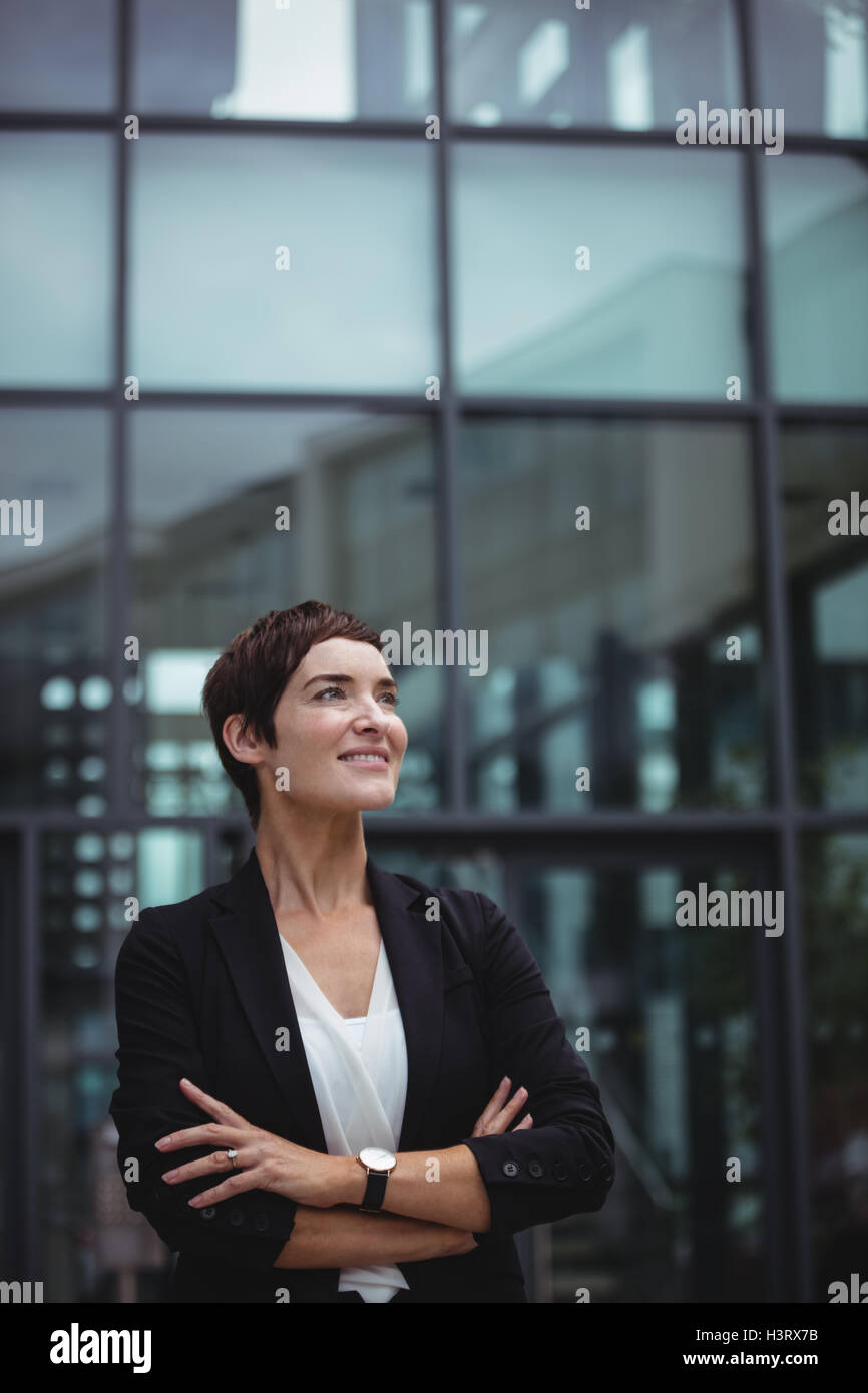 Lächelnde Geschäftsfrau in Büroräume stehen Stockfoto