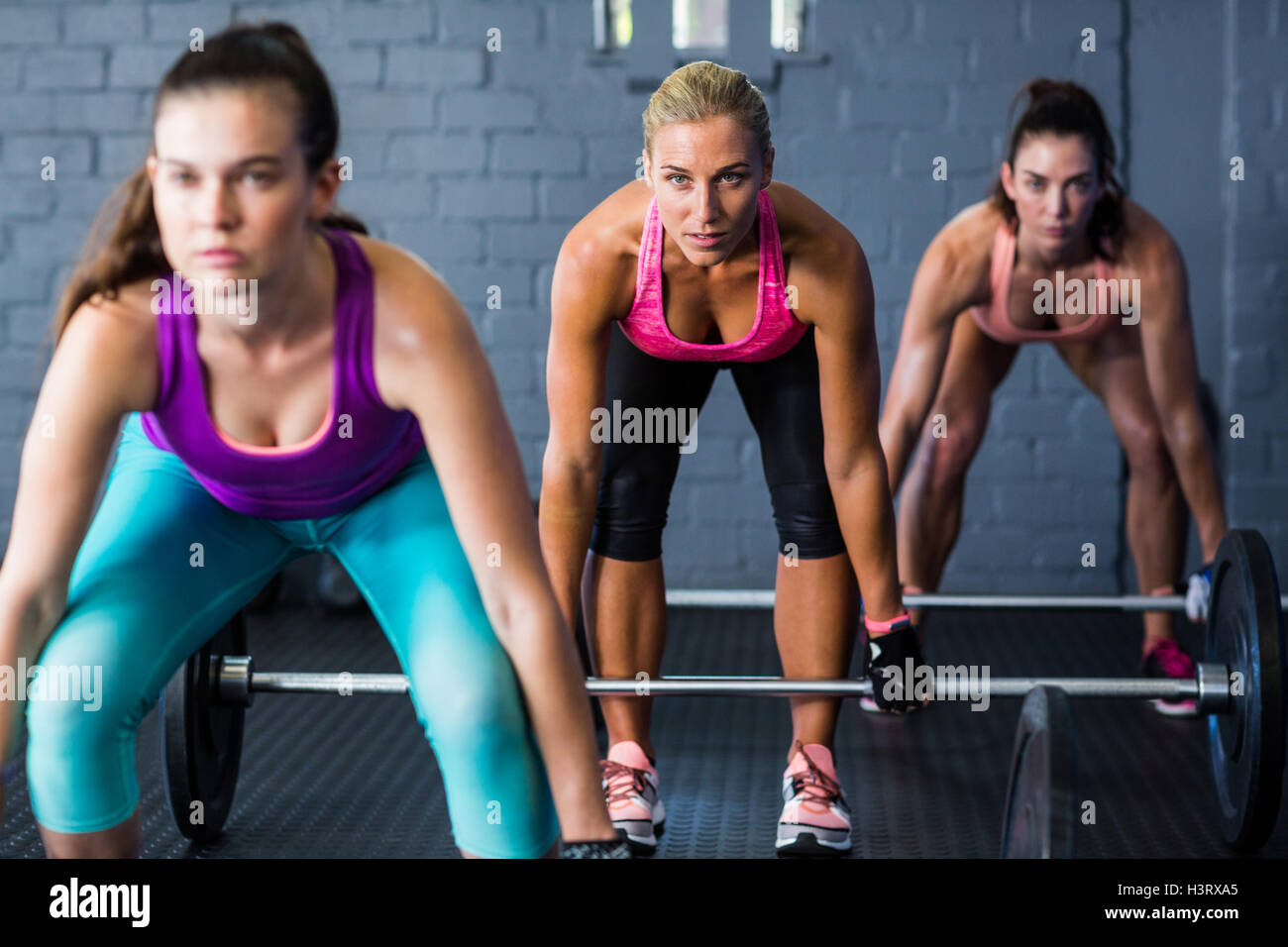 Weibliche Athleten, die Hanteln heben Stockfoto
