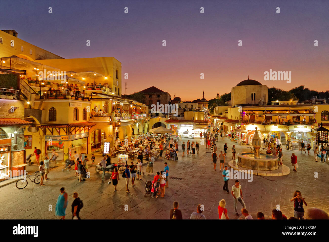 Twilight auf Hippokrates (Ipokratous) Platz, in der Altstadt von Rhodos, Insel Rhodos, Dodekanes, Griechenland. Stockfoto