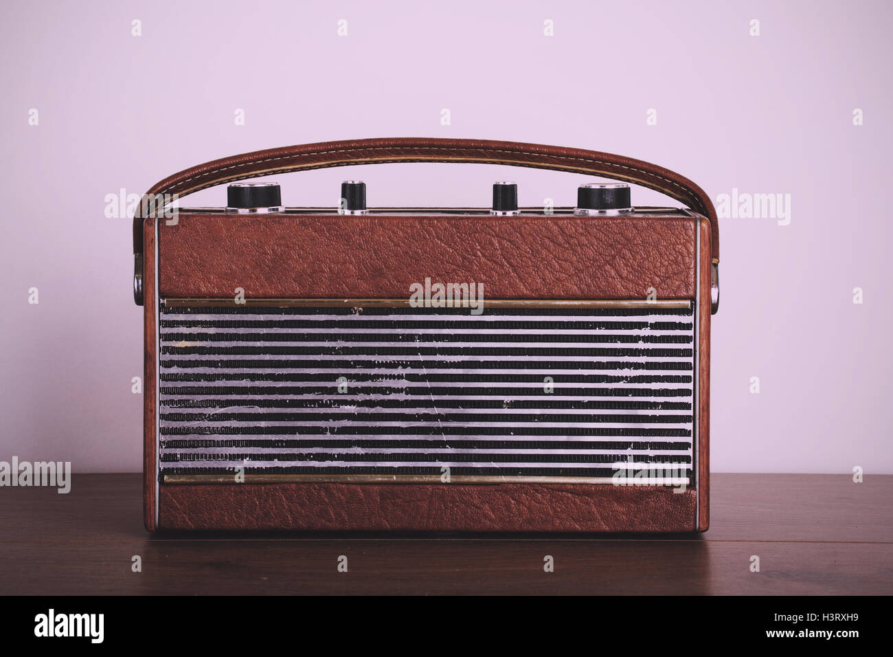 Alten Retro-Stil-Radio auf einer Holzfläche mit hellem Hintergrund Vintage Retro-Filter. Stockfoto