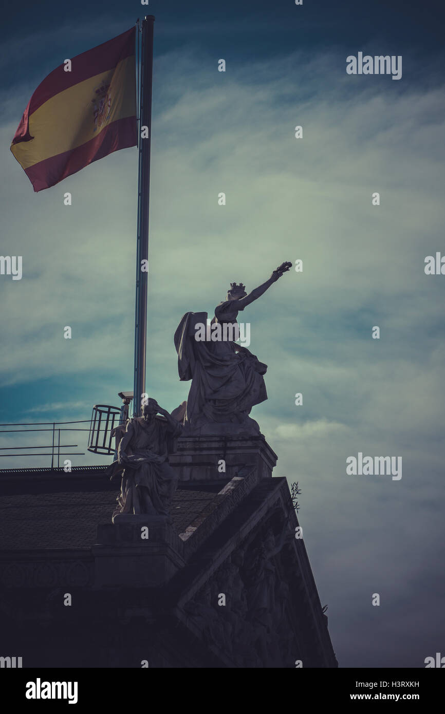 Nationalbibliothek in Madrid. Spanien. Spanische Flagge Stockfoto