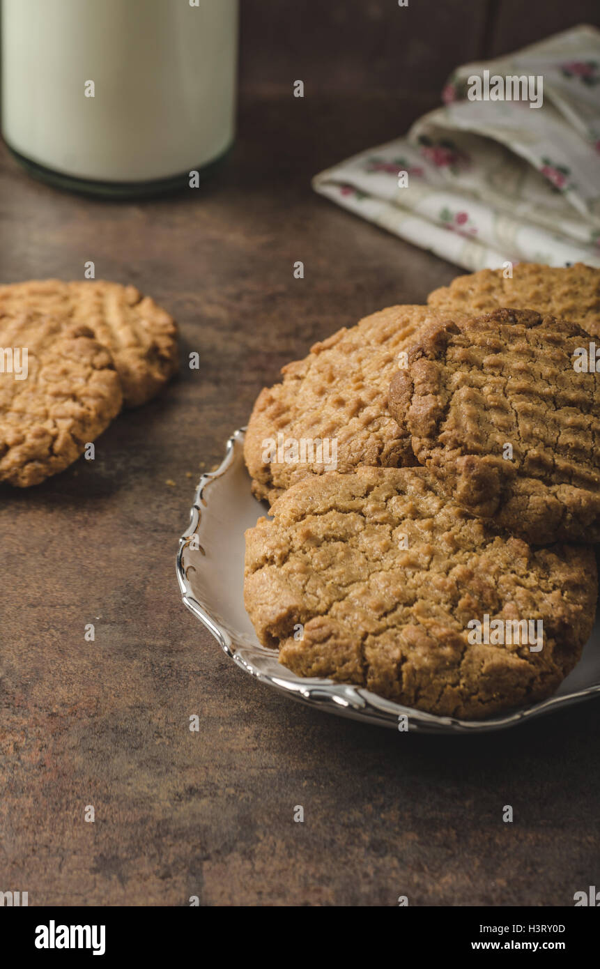 Cookies mit Erdnussbutter Vollkorn, sehr lecker mit Milch Stockfoto