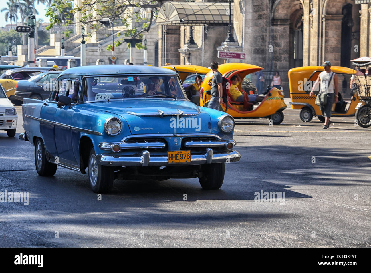 Taxi-Bikes, Oldtimer und Füße in Havanna, Kuba Stockfoto