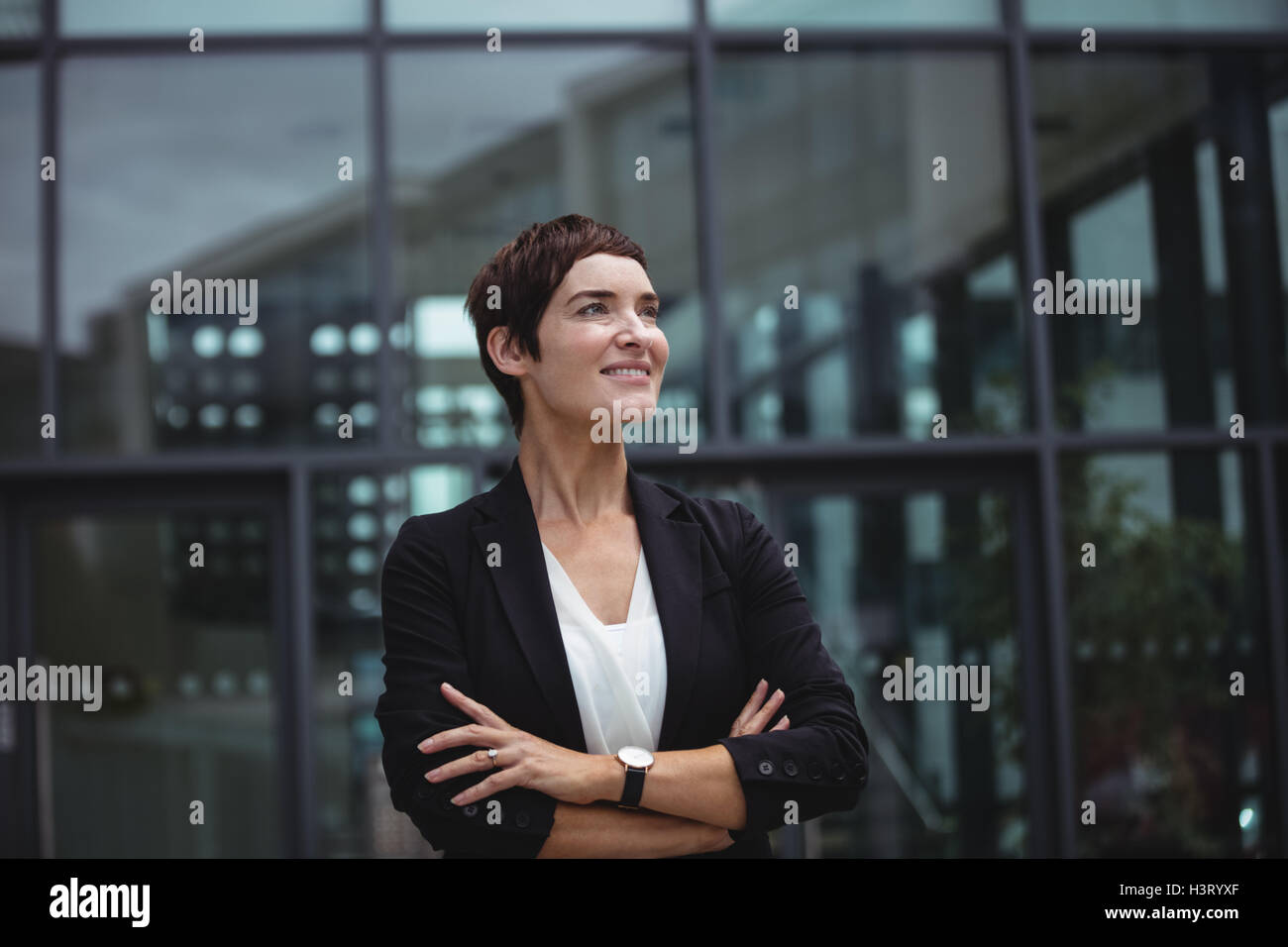 Lächelnde Geschäftsfrau in Büroräume stehen Stockfoto