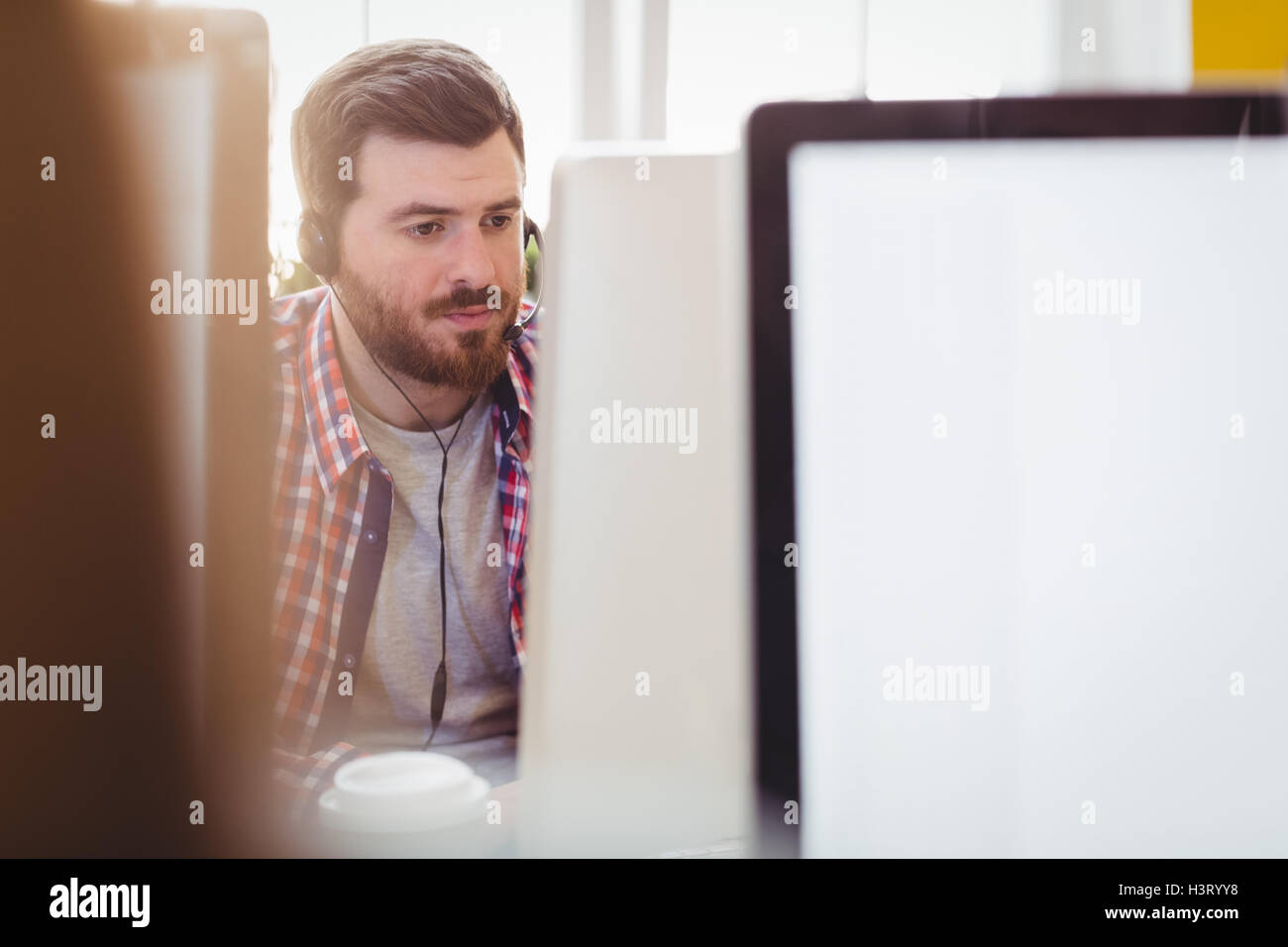 Sicher arbeiten auf Computer im Kreativbüro executive Stockfoto
