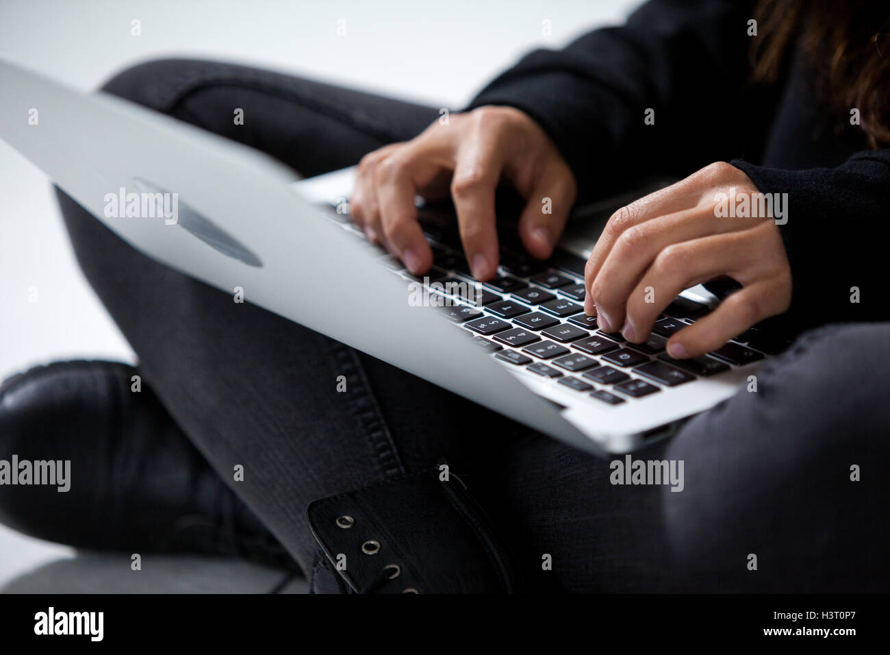 Hacker mit einem laptop Stockfoto