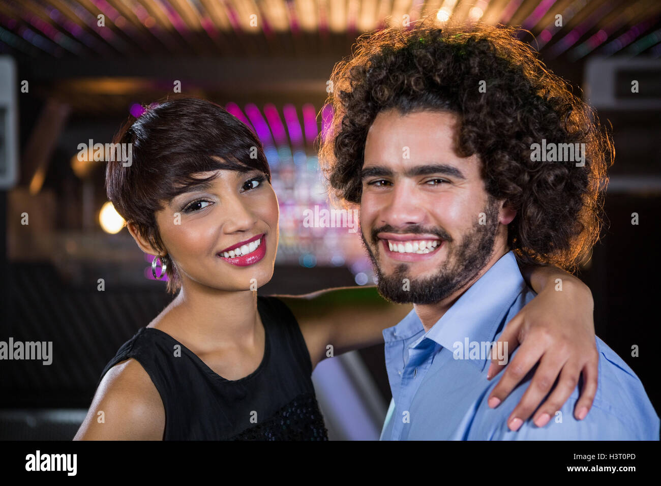 Romantisch zu zweit zusammen auf der Tanzfläche tanzen Stockfoto
