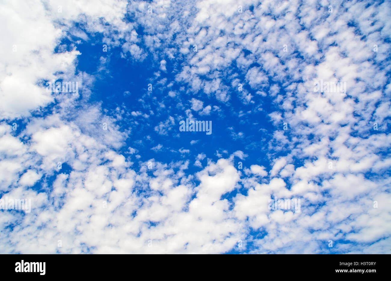 Sommertag und die weißen Wolken, die blauen Himmel zu reisen. Stockfoto