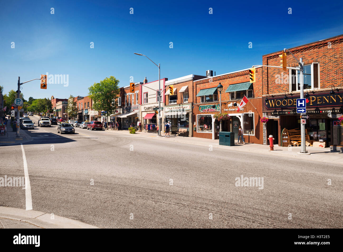 Stadt von Huntsville Downtown Hauptstraße, Muskoka, Ontario, Kanada 2016 Stockfoto