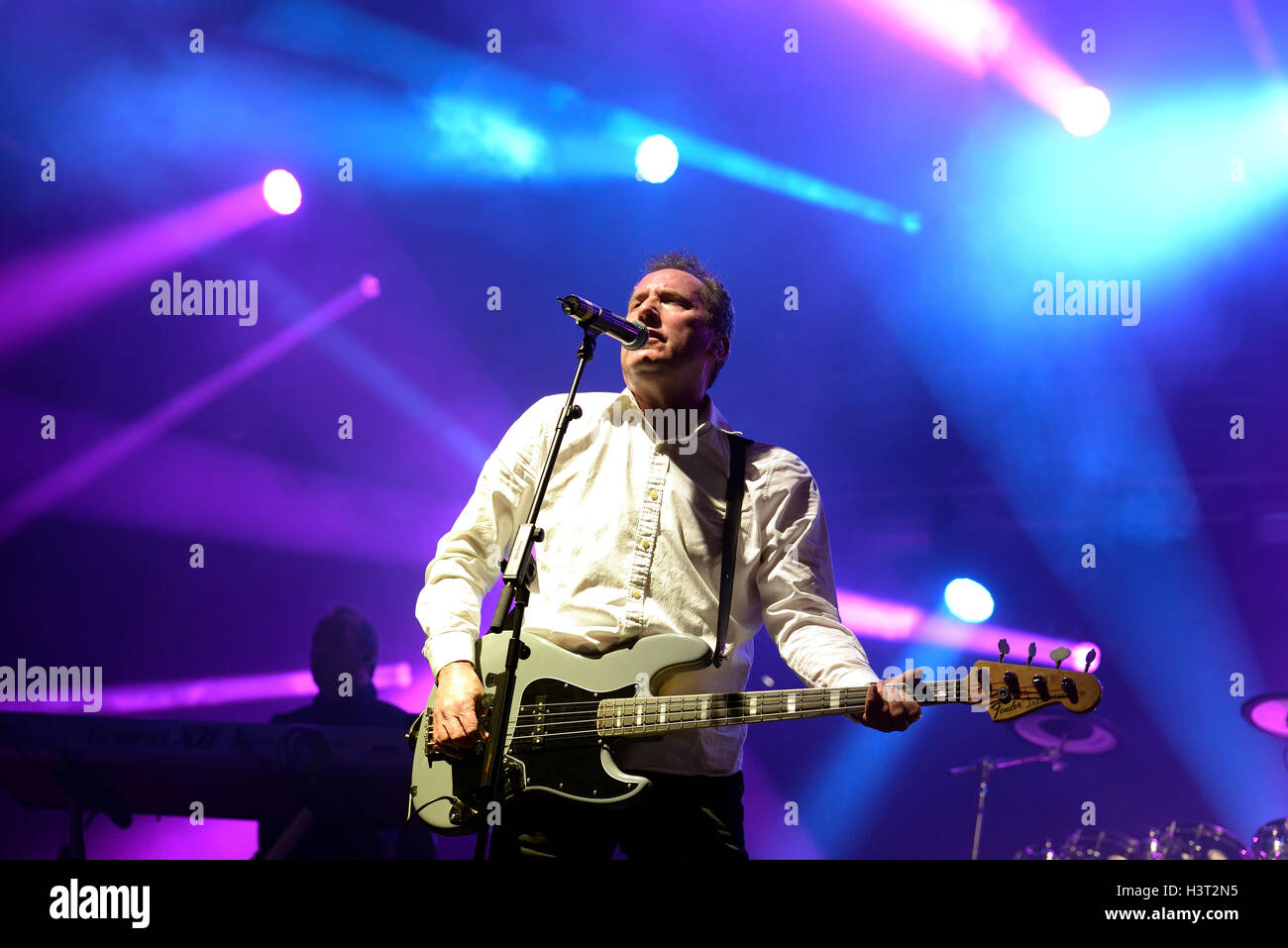 BARCELONA - 27 Mai: Orchestral Manoeuvres in the Dark, auch bekannt als OMD (Band) führt bei Primavera Sound Festival 2015. Stockfoto