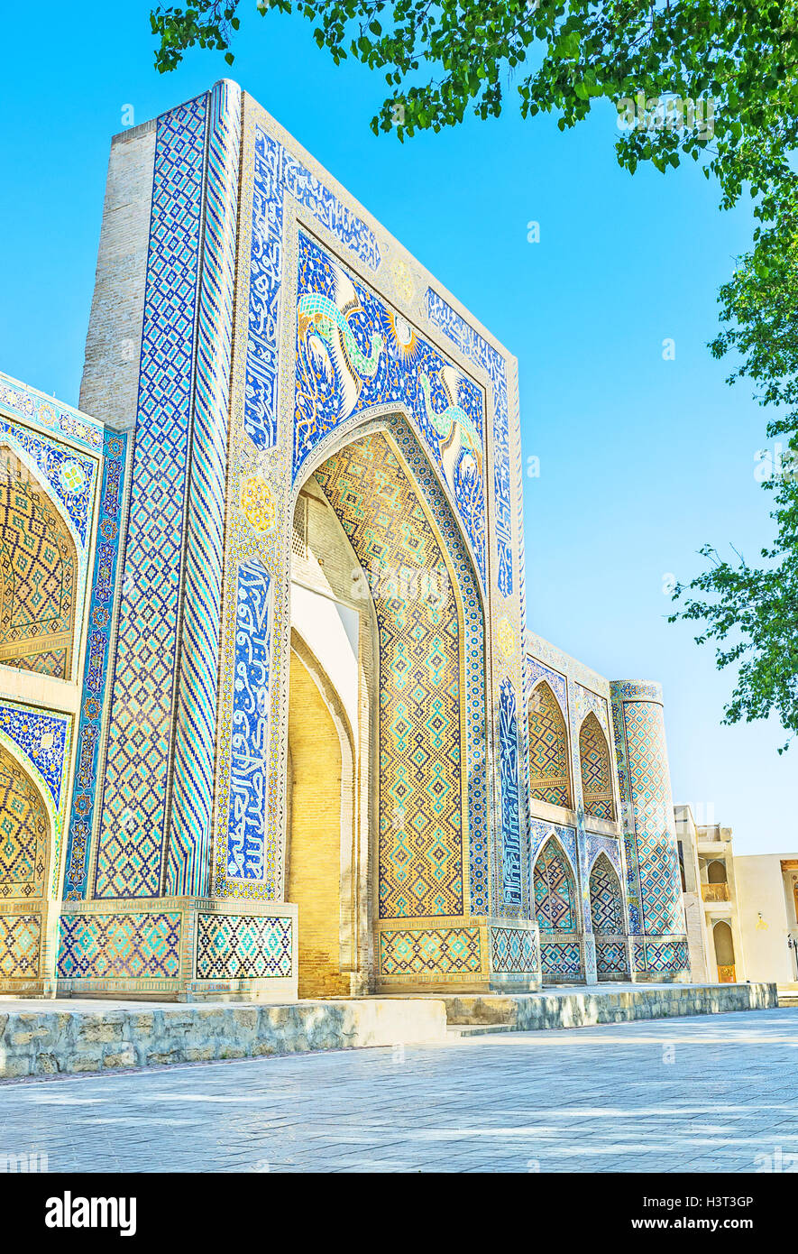 Die Gebäude der Nadir Divan-Beghi Madrasah gehört der Lab-i Hauz-Komplex, rund um den Teich, Buchara, Usbekistan. Stockfoto