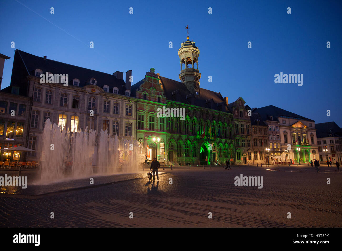 Der Grand Place, das Zentrum der historischen Stadt Mons. Mons ist eine belgische Stadt und Gemeinde und die Hauptstadt von der provi Stockfoto