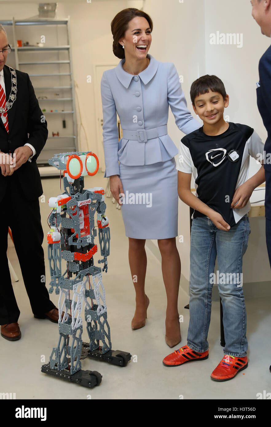 Die Herzogin von Cambridge trifft Schüler in einer Robotik-Klasse während eines Besuchs in De Bouwkeet Arbeitsraum in Rotterdam, Niederlande. Stockfoto