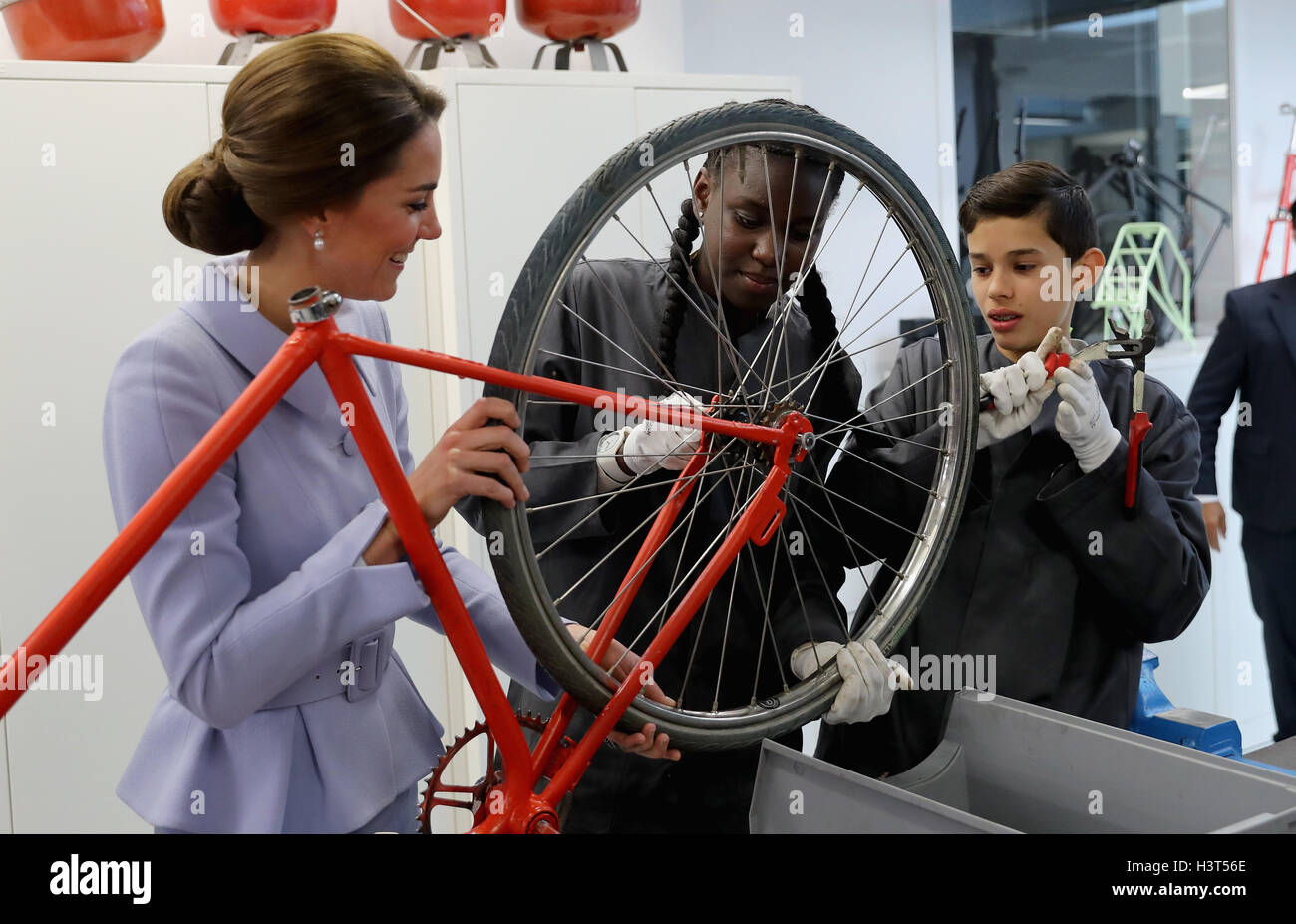 Die Herzogin von Cambridge trifft Schüler in ein Fahrrad bauen Klasse während eines Besuchs in De Bouwkeet Arbeitsraum in Rotterdam, Niederlande. Stockfoto