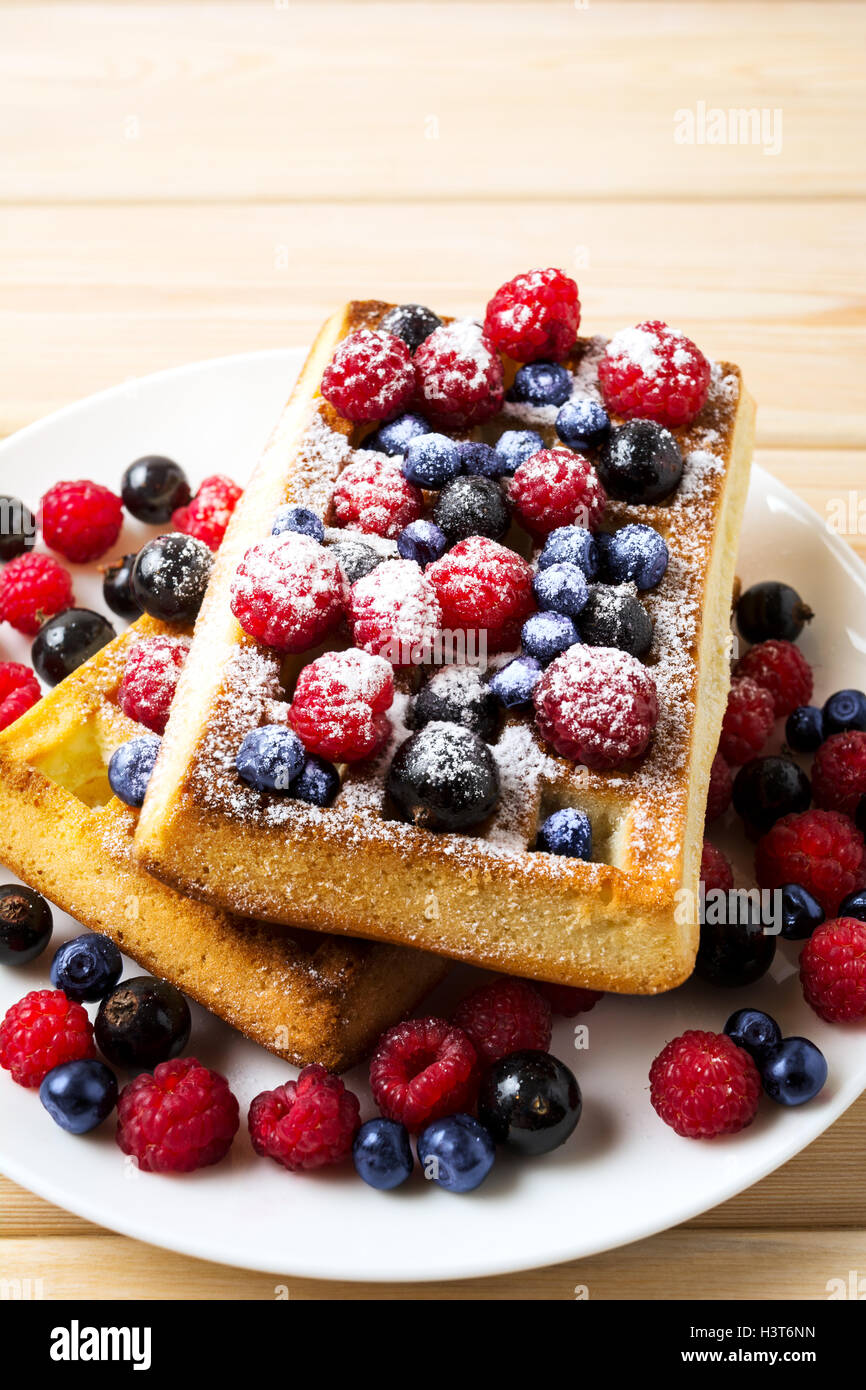 Frühstück mit hausgemachten Waffeln mit Heidelbeeren und Himbeeren. Frühstück Waffeln mit frischen Beeren. Stockfoto