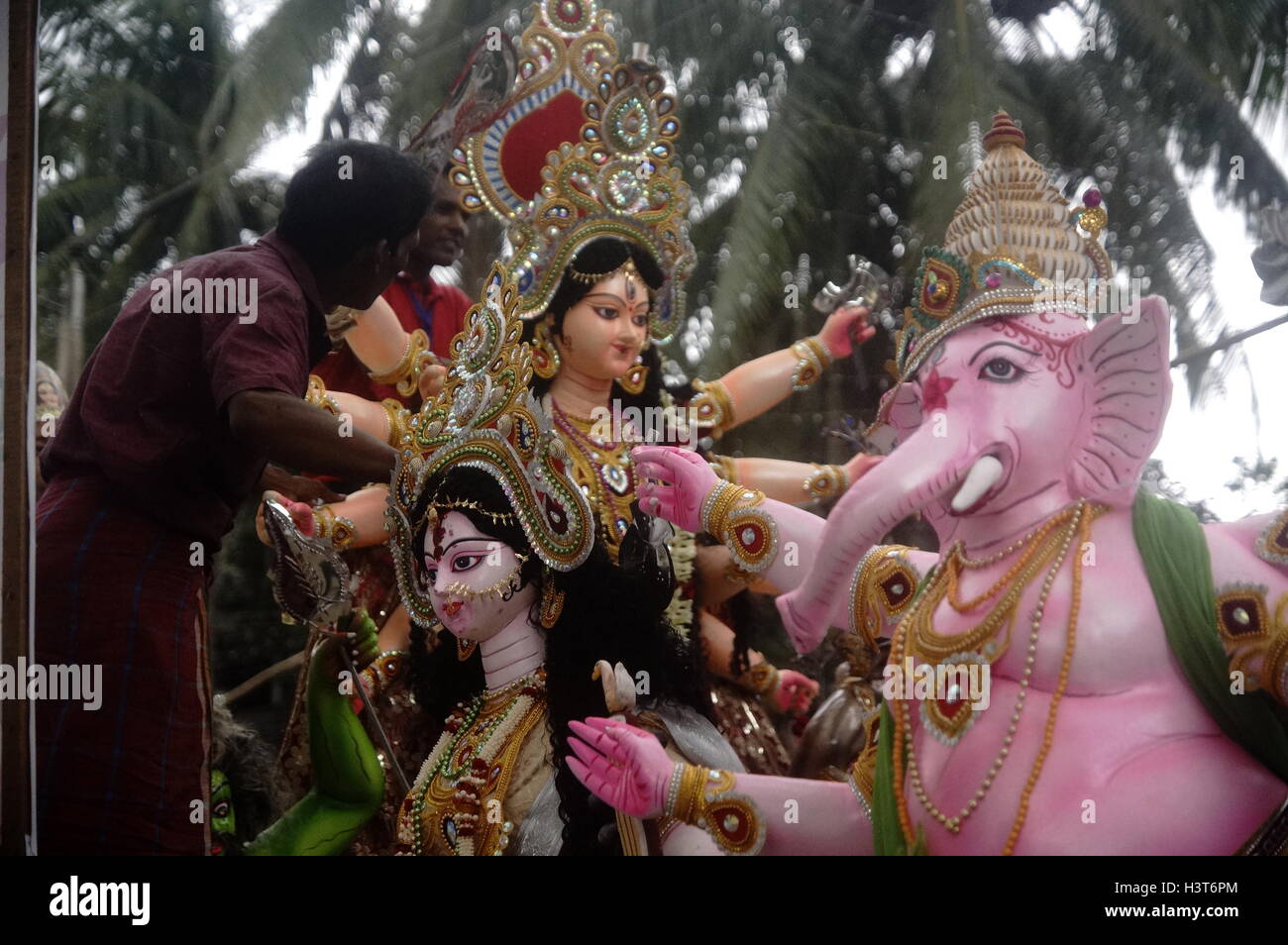 Dhaka, Bangladesch. 11. Oktober 2016. Durga Puja, das jährliche hinduistische Festival endete mit der Feier der Bijoya Dashami und Anhänger die Idole der Gottheit im Fluss Buriganga eintauchen. Durga Puja, die auch bekannt als Sharadiya (herbstlich) Durga Utsav ist, ist die Anbetung der "Shakti" [göttliche Kraft] in Göttin Durga verkörpert. Bildnachweis: MD. Mehedi Hasan/Pacific Press/Alamy Live-Nachrichten Stockfoto