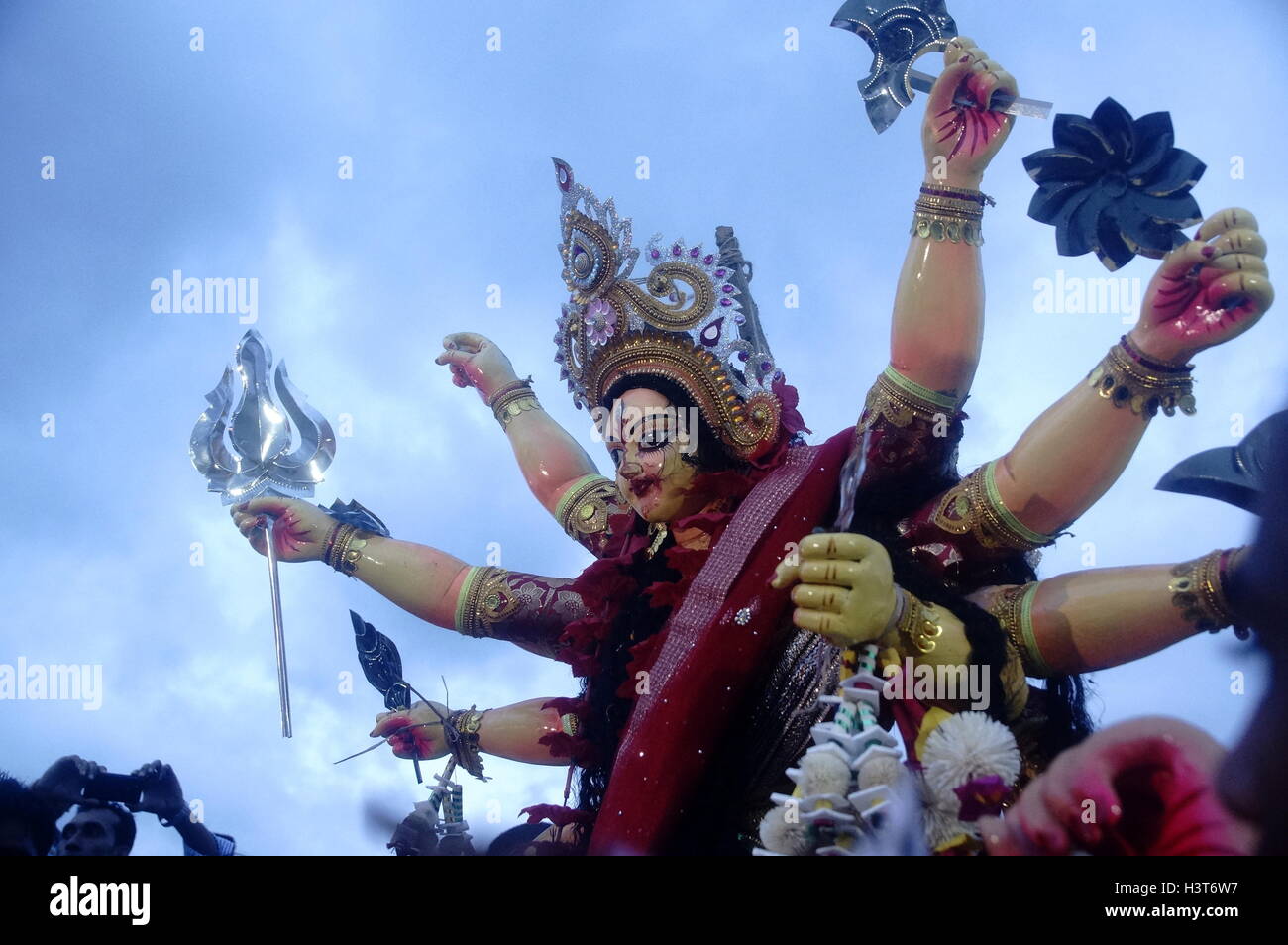 Dhaka, Bangladesch. 11. Oktober 2016. Durga Puja, das jährliche hinduistische Festival endete mit der Feier der Bijoya Dashami und Anhänger die Idole der Gottheit im Fluss Buriganga eintauchen. Durga Puja, die auch bekannt als Sharadiya (herbstlich) Durga Utsav ist, ist die Anbetung der "Shakti" [göttliche Kraft] in Göttin Durga verkörpert. Bildnachweis: MD. Mehedi Hasan/Pacific Press/Alamy Live-Nachrichten Stockfoto