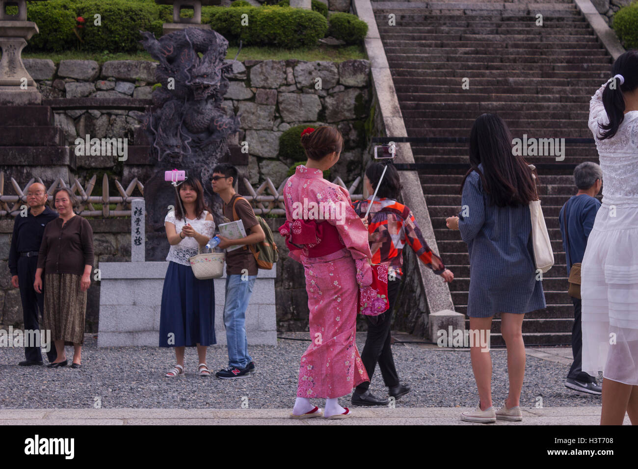 Dame im Kimono nehmen selfie Stockfoto