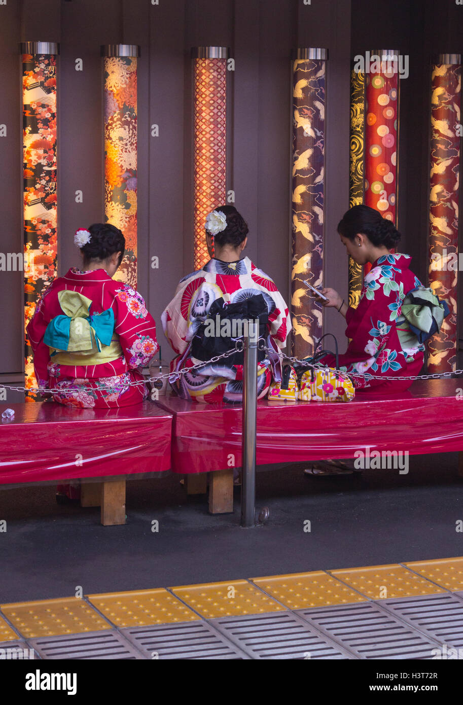 Drei Japanerinnen in Kimonos sitzen Stockfoto