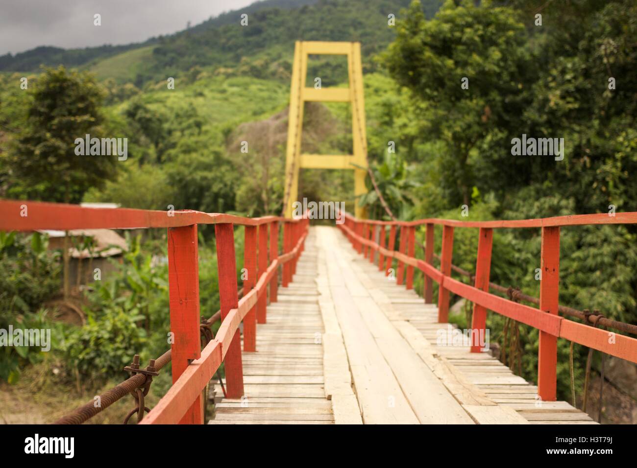 Hölzerne Hängebrücke über den Fluss Kok in Chiangrai den Norden von Thailand. Stockfoto