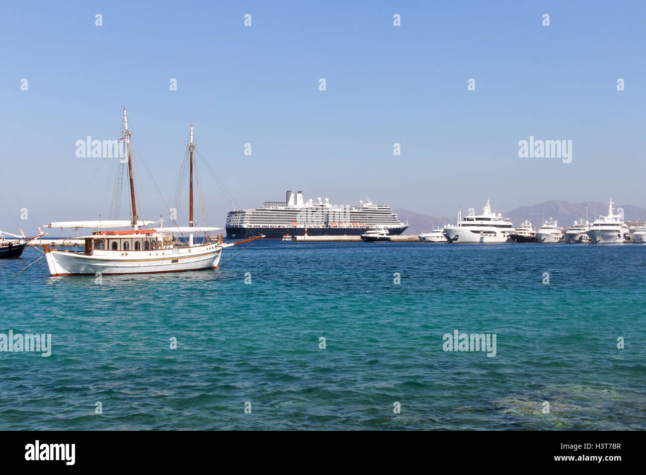 Hafen Sie mit Kreuzfahrtschiff Eurodam im Hintergrund in Chora, Mykonos, Griechenland Stockfoto