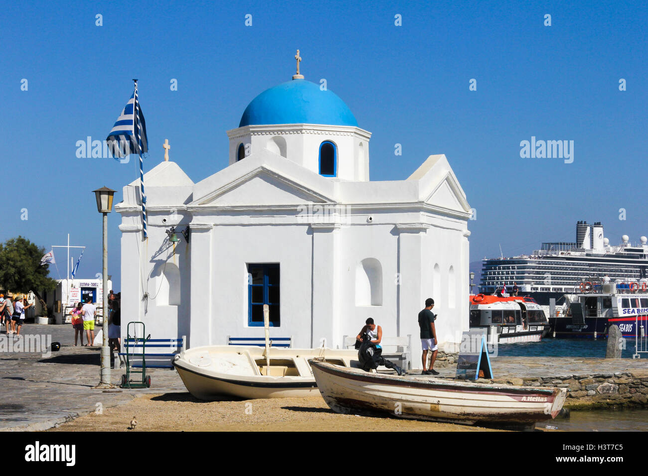 Kirche am Hafen in Chora, Mykonos, Griechenland Stockfoto
