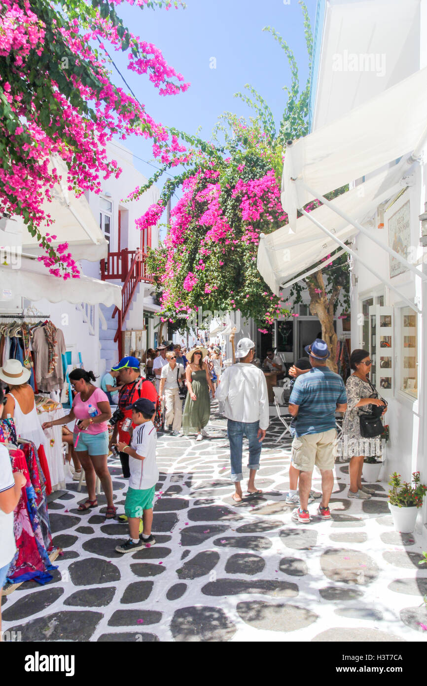 Kreuzfahrt Schiff Touristen in einer der Haupteinkaufsstraßen in Chora, Mykonos, Griechenland Stockfoto