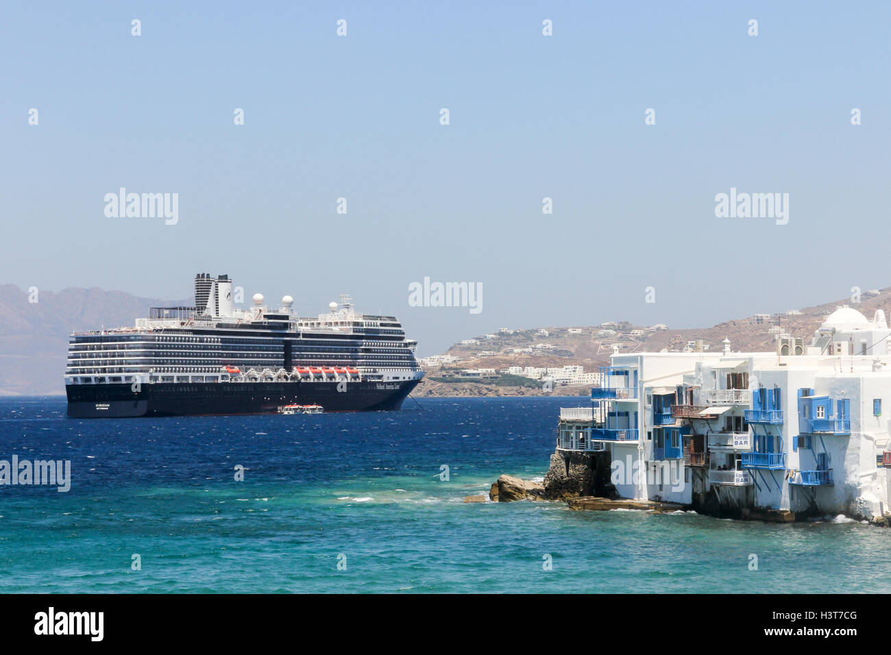 Das Kreuzfahrtschiff Eurodam aus der Holland-Amerika-Linie ankern in Chora, Mykonos, Griechenland Stockfoto