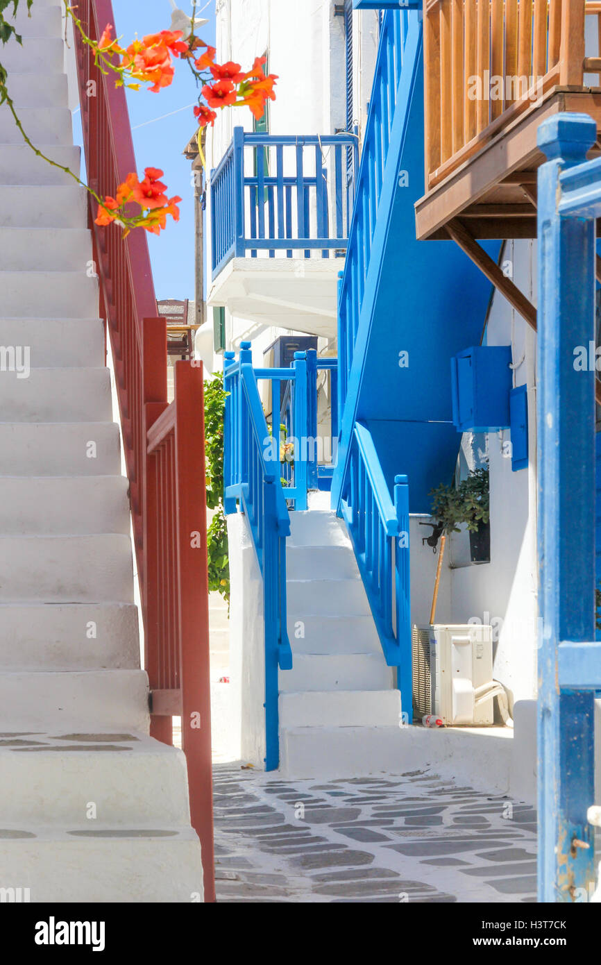 Treppen und Balkone in einer Straße in Chora, Mykonos, Griechenland Stockfoto