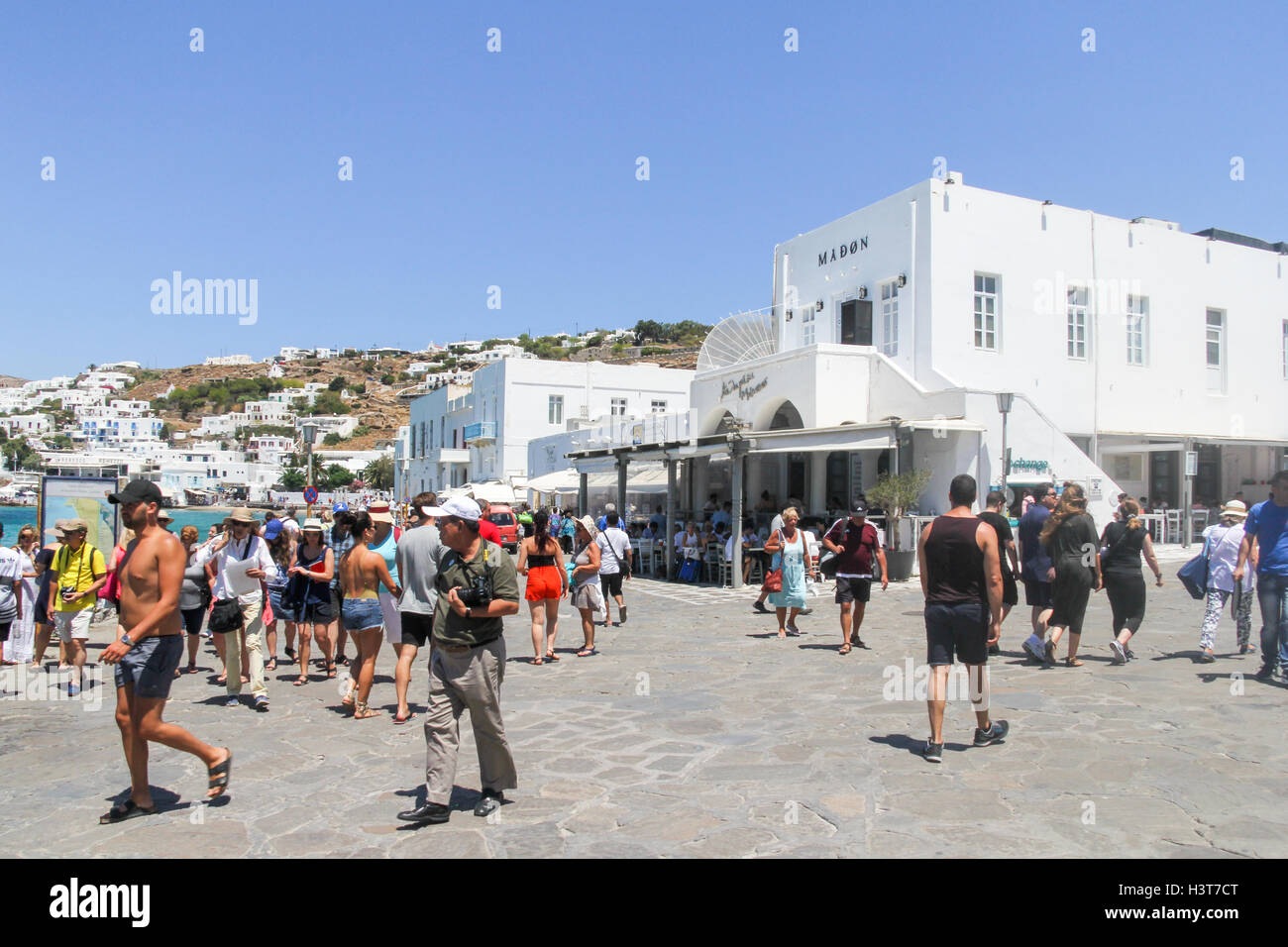 Touristen von einer Kreuzfahrt Schiff Tanga am Hauptplatz in Chora, Mykonos, Griechenland Stockfoto