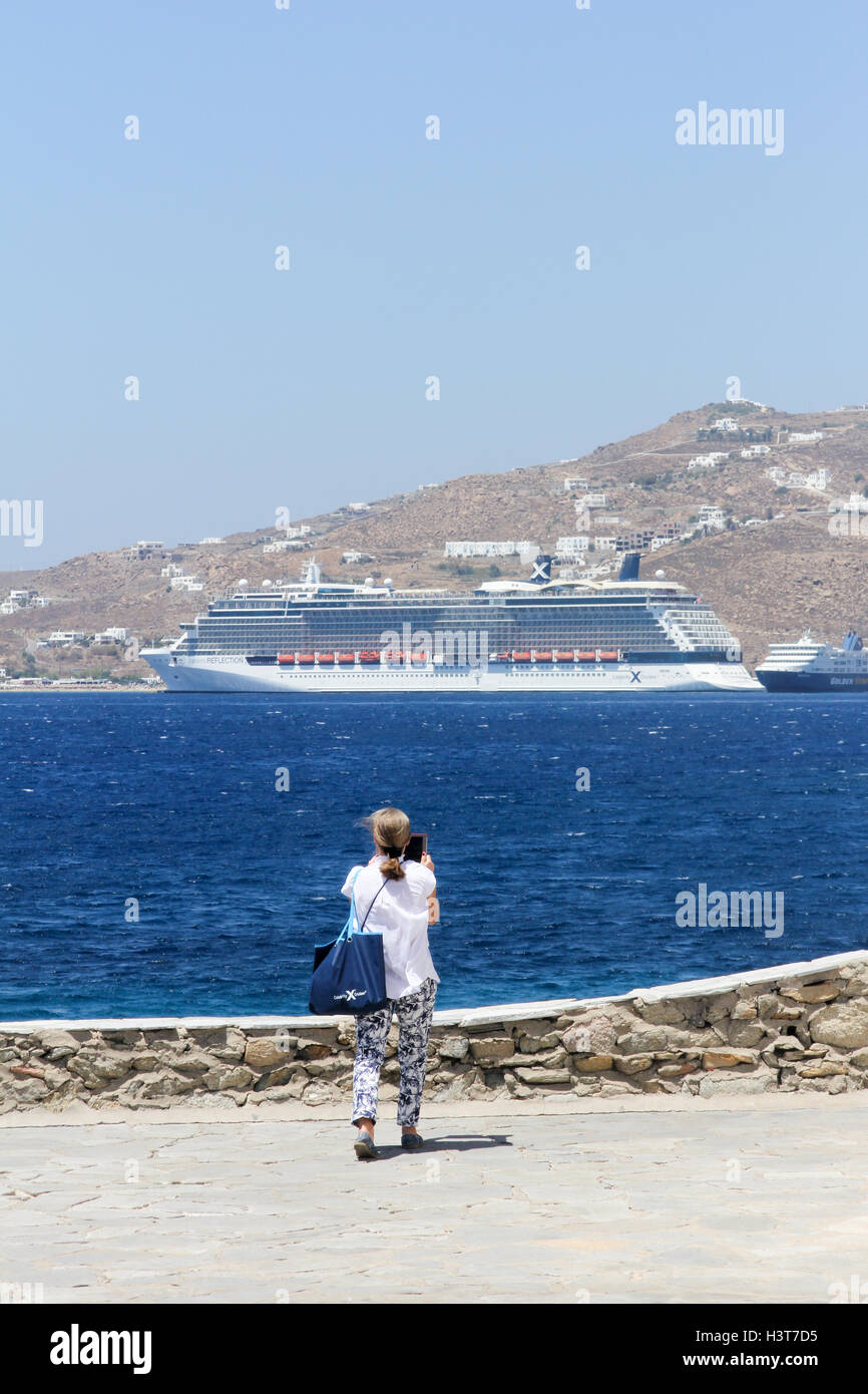 Frau, die ein Foto von der Celebrity Reflection auf ihrem Ipad-Kreuzfahrt Schiff Chora, Mykonos, Griechenland Stockfoto