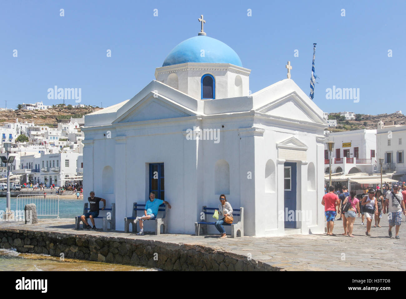 Kirche auf den Hafen von Chora, Mykonos, Griechenland Stockfoto