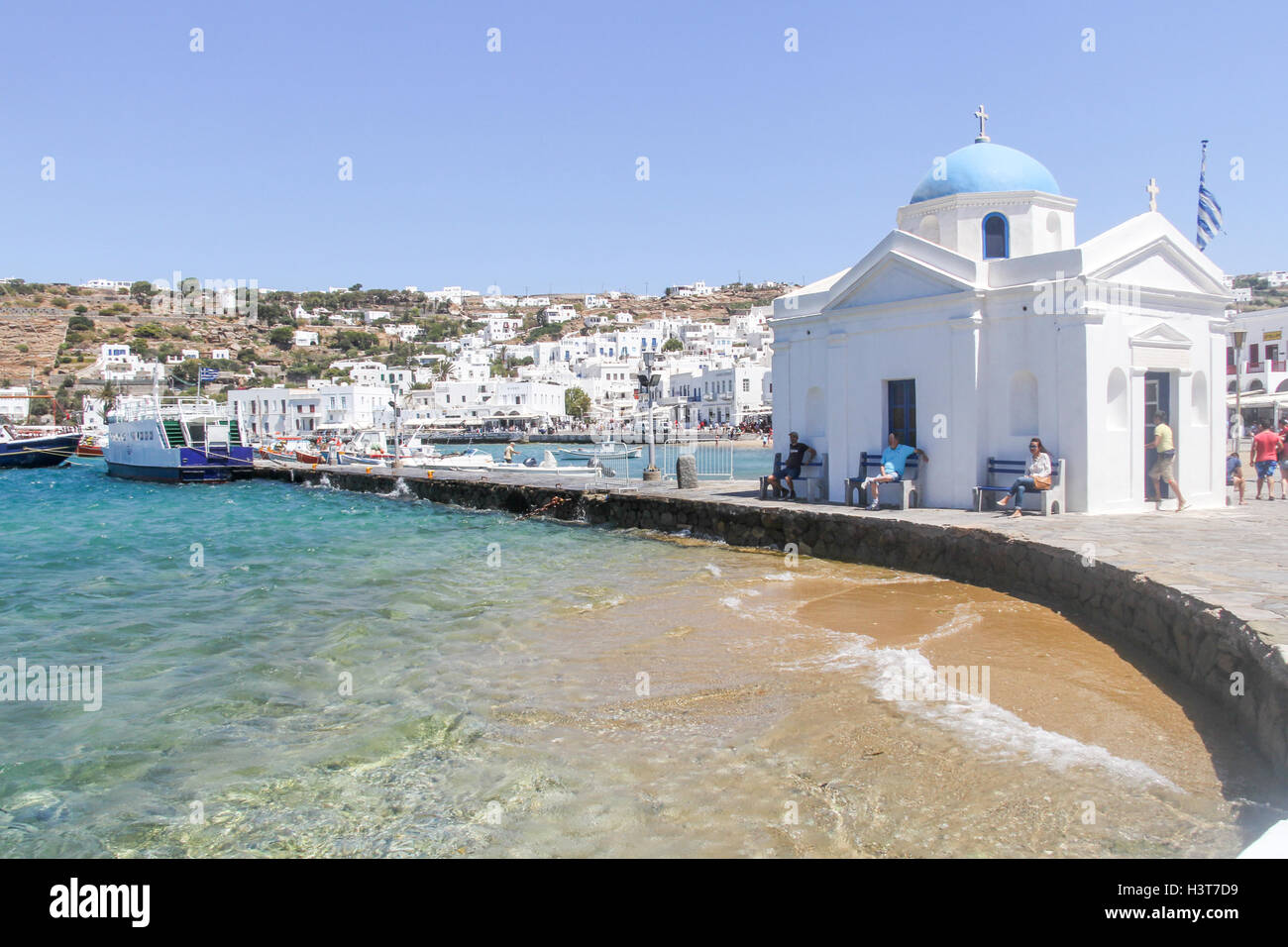 Kirche auf den Hafen von Chora, Mykonos, Griechenland Stockfoto