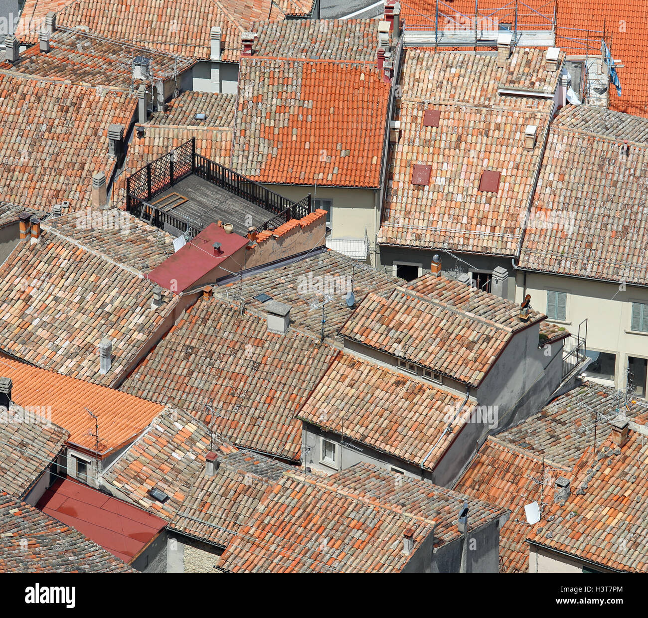 Terrakotta-Ziegeldächer in der Nähe in überfüllten Dorf in Mittelitalien Stockfoto
