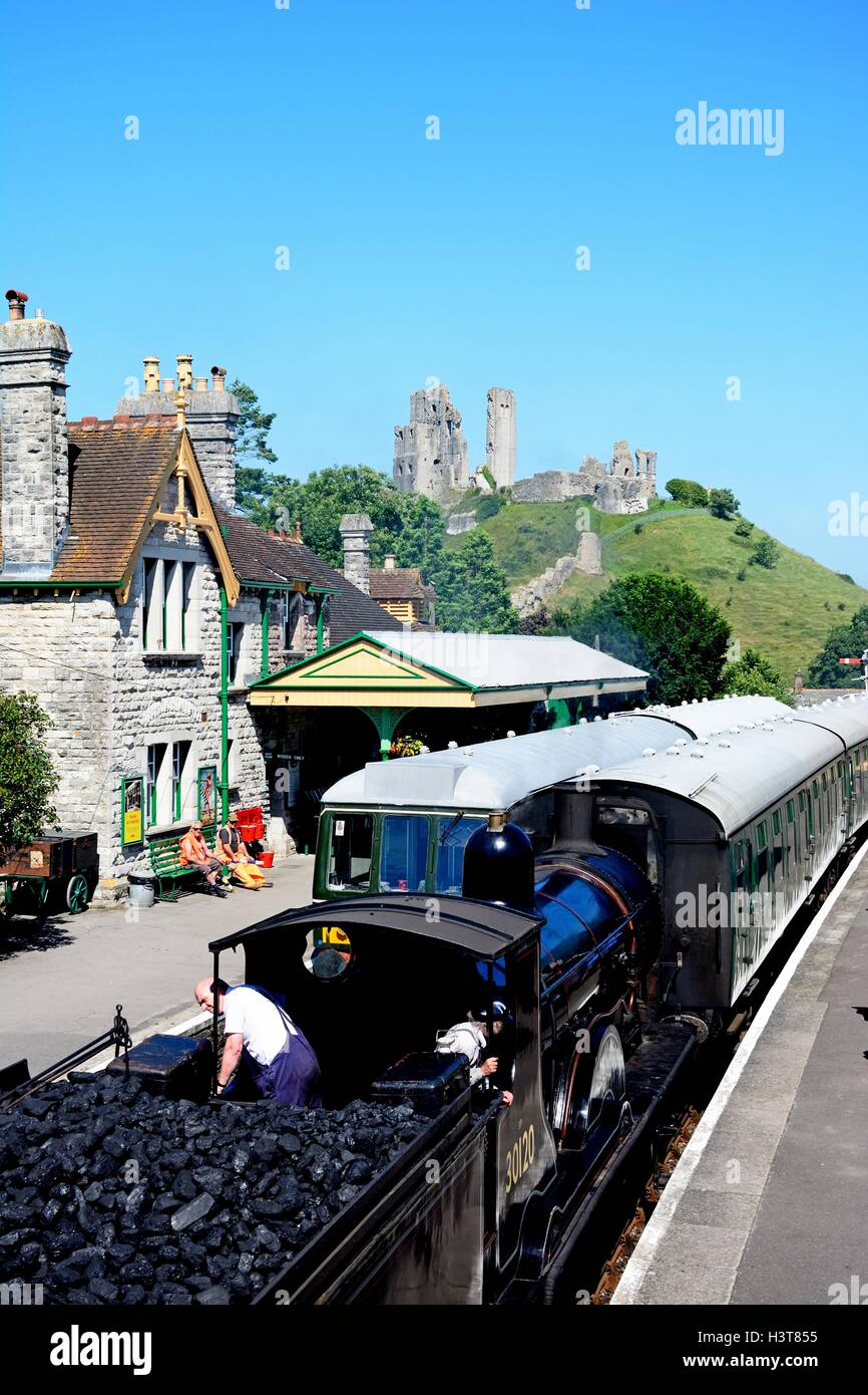 SWR-T9-Klasse 4-4-0 Dampf Zug und BR Klasse 108 Diesel-Zug in den Bahnhof mit dem Schloss auf der Rückseite, Corfe, Dorset, Stockfoto