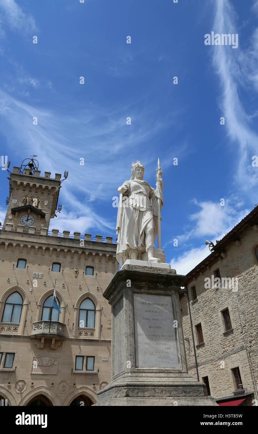 Freiheitsstatue auf dem Hauptplatz der Mikrostaat von San Marino und der alte Palast namens Palazzo Pubblico Sitz des Governme Stockfoto