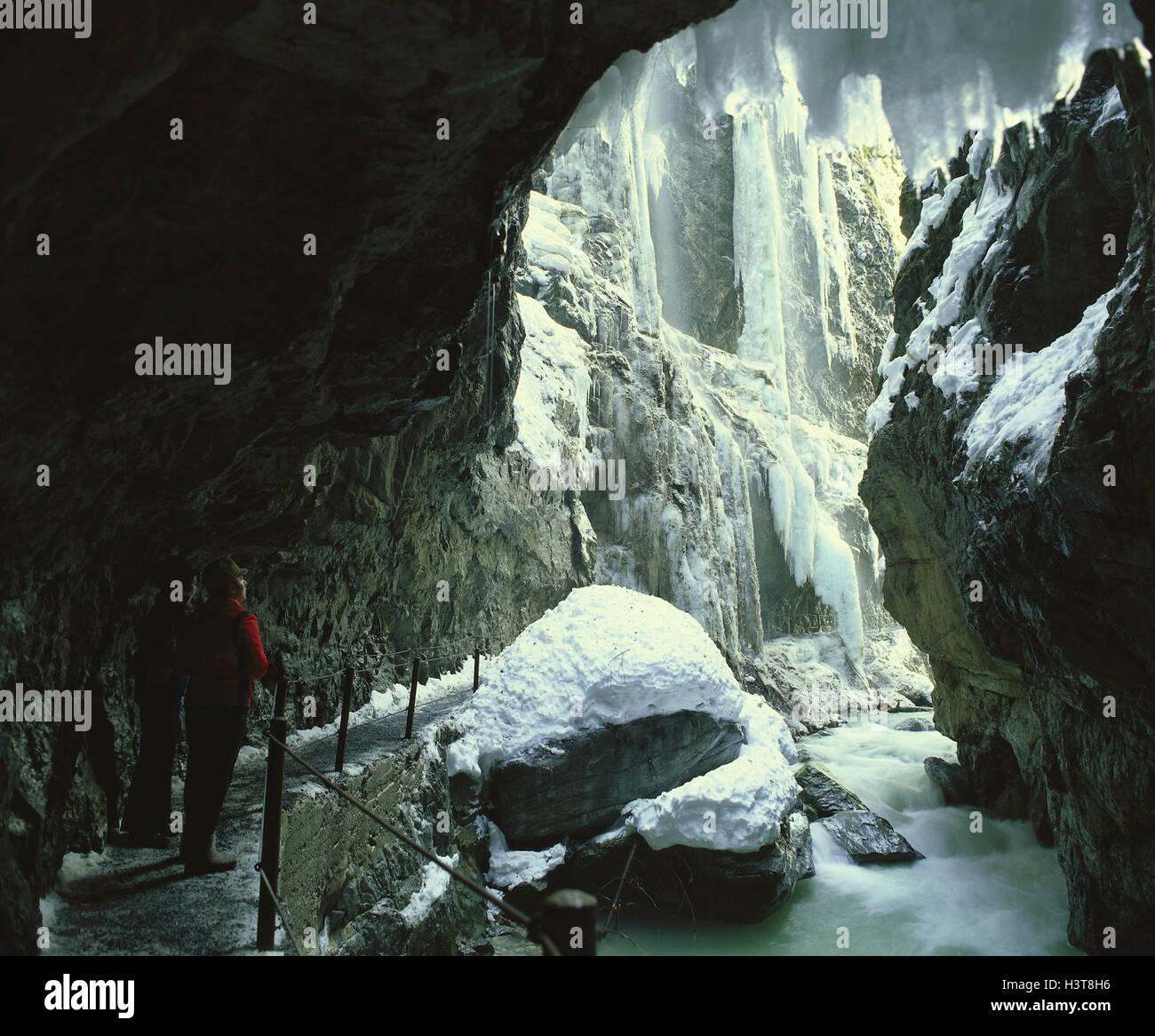 Deutschland, Garmisch-Partenkirchen, Partnachklamm, Tourist, Winter, Europa, Bayern, Oberbayern, Werdenfelser, Schlucht, Schlucht, Fußweg, Eis, Eiszapfen, friert, Tourismus, Reiseziel, Sehenswürdigkeit, Natur Stockfoto