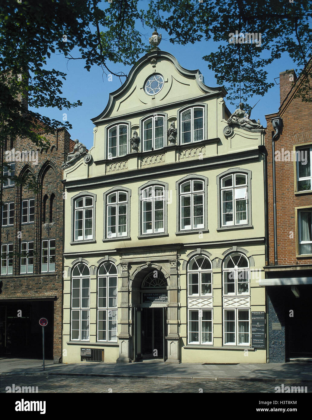 Deutschland, Schleswig - Holstein, Lübeck, "Buddenbrook-Haus", Europa, der Bundesrepublik, Norddeutschland, Stadt, Hansestadt, Blick auf die Stadt, Stadtbild, Architektur, Gebäude, Haus, Fassade, Fassade des Hauses, Buddenbrookhaus, 1758, Sehenswürdigkeit, Sommer, Stockfoto