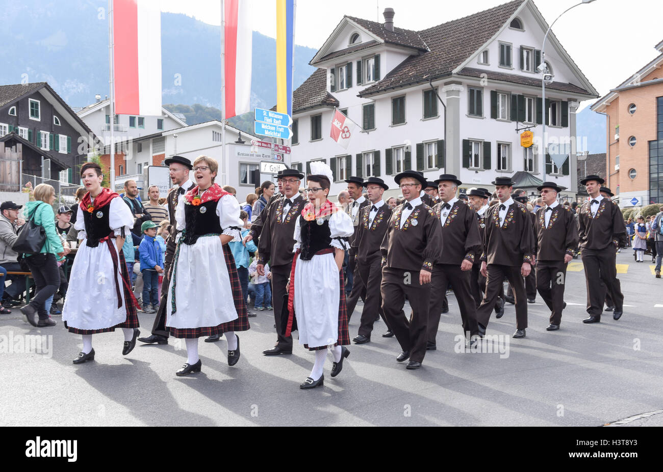 Kerns, Schweiz - 1. Oktober 2016: die Menschen tragen traditionelle  Kleidung und singen in einer Parade in Kerns in den Schweizer Alpen  Stockfotografie - Alamy