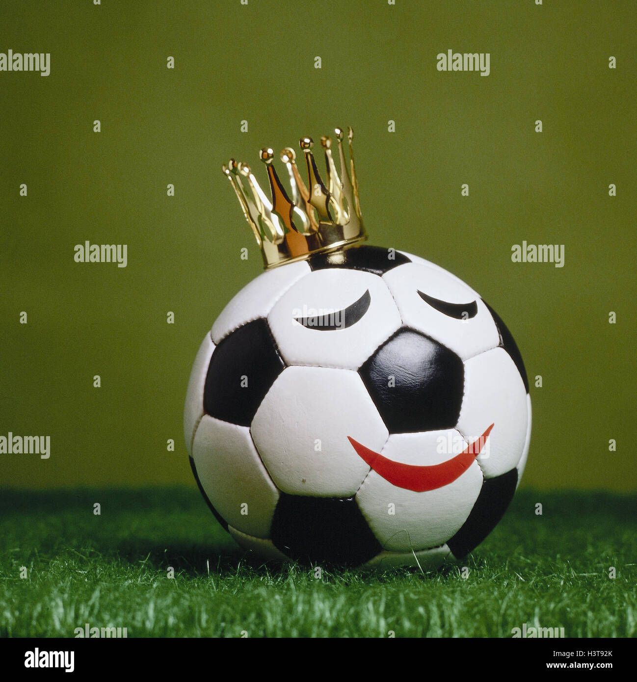 Fußball, Krone, "König des Fußballs", Symbol, materielle Aufnahme,  Weltmeisterschaft, WM, EM, Europameisterschaft, Sport, Hobby, Unterhaltung,  Ball, Blick, Lächeln, Krone, Sport, König Fußball Stockfotografie - Alamy