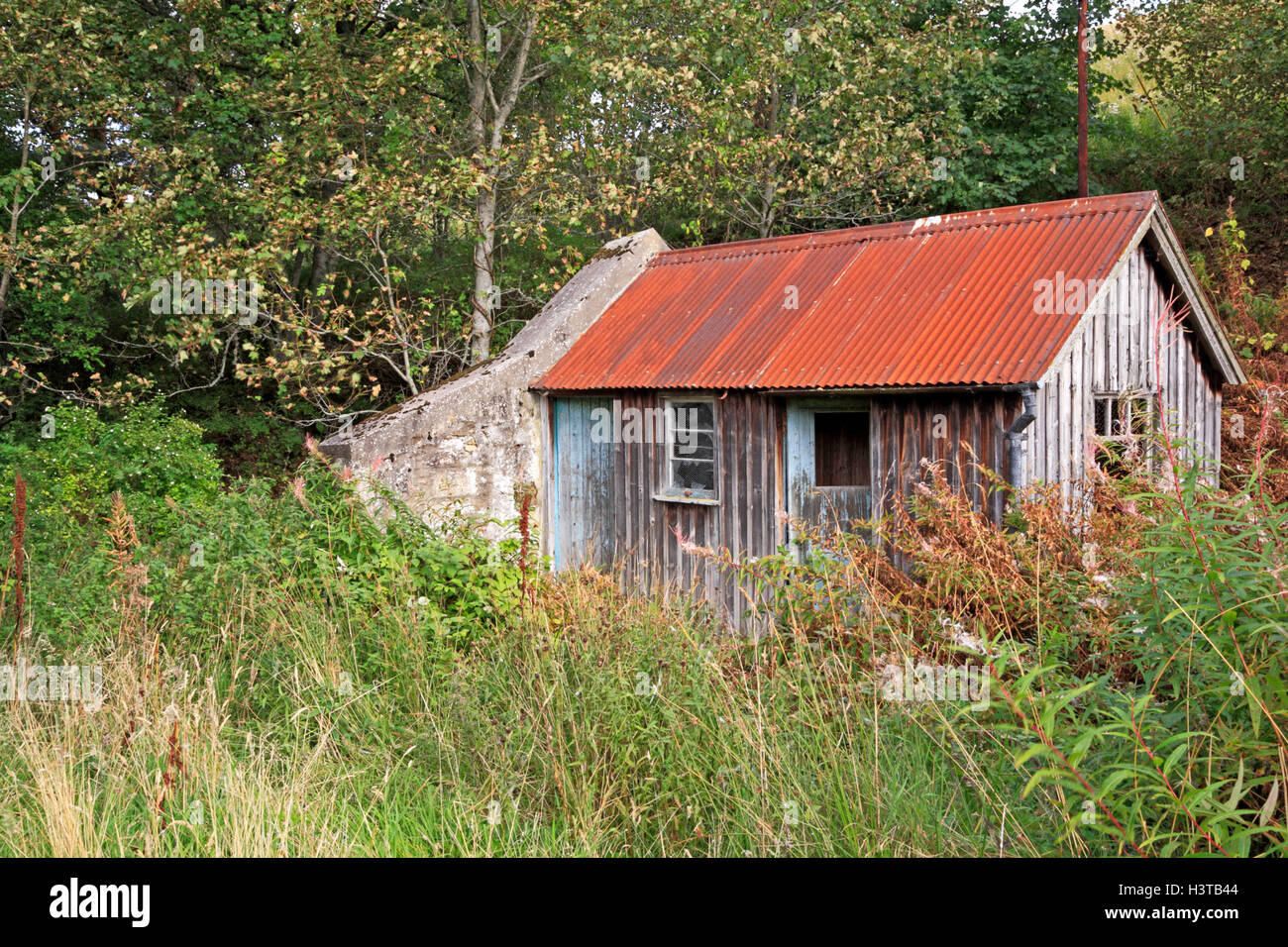 Eine alte Wellblech gedeckte Gebäude am Straßenrand an Glenbuchat, Aberdeenshire, Schottland, Vereinigtes Königreich. Stockfoto